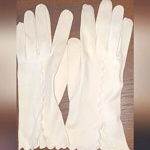 Vintage Wear-Right Cream Gloves with Scalloped Edges